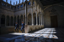 El presidente del Gobierno, Pedro Sánchez, se reúne con el presidente catalán en funciones, Pere Aragonès, este miércoles en el Palau de la Generalitat.