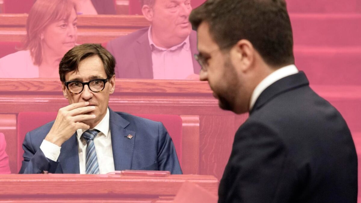 Salvador Illa (i), durante el pleno del Parlament de Cataluña