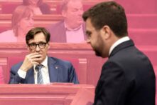 Salvador Illa (i), durante el pleno del Parlament de Cataluña
