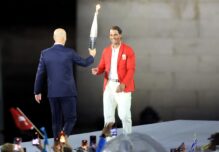 Zinedine Zidane otorga la antorcha olímpica a Rafael Nadal. EFE/EPA/MARTIN DIVISEK