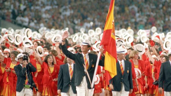 El Príncipe de Asturias, abanderado del equipo olímpico español en los Juegos de Barcelona, saluda a los asistentes a la ceremonia inaugural.