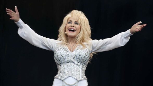 La cantante estadounidense Dolly Parton actúa en el Pyramid Stage del Festival de Artes Escénicas Contemporáneas de Glastonbury 2014.