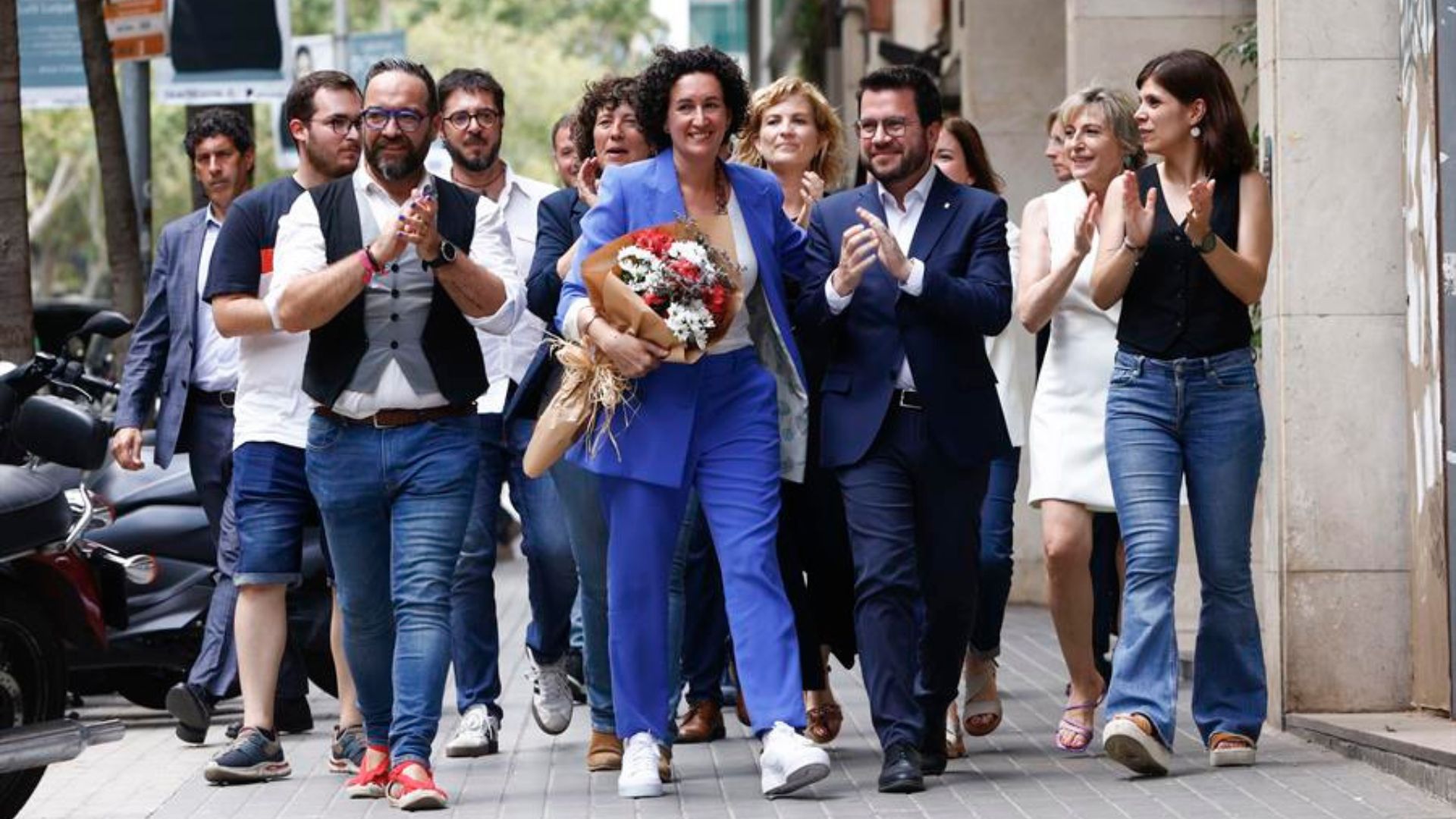 La secretaria general de ERC, Marta Rovira (2i) a su llegada a la sede del partido acompañada del presidente de la Generalitat de Cataluña Pere Aragonès (2d) tras su regreso a Cataluña, procedente de Suiza.