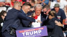 El expresidente estadounidense Donald Trump es sacado del escenario por un servicio secreto tras un incidente durante un mitin de campaña en el Butler Farm Show Inc. en Butler, Pensilvania.