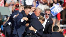 El expresidente estadounidense Donald Trump es sacado del escenario por un servicio secreto tras un incidente durante un mitin de campaña en el Butler Farm Show Inc. en Butler, Pensilvania.