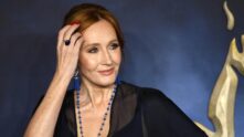 La escritora del Reino Unido J.K Rowling posa a su llegada al estreno de la película "Animales Fantásticos: Los crímenes de Grindelwald " en Londres en noviembre del 2018.
