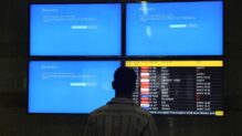 n pasajero mira pantallas de información que funcionan mal, en el aeropuerto internacional de Delhi en Nueva Delhi, India, 19 de julio de 2024.