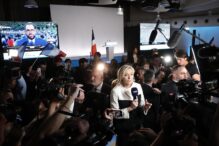 Marine Le Pen se dirige a los periodistas en la sede del partido tras los resultados preliminares de la segunda vuelta de las elecciones parlamentarias francesas, en París.