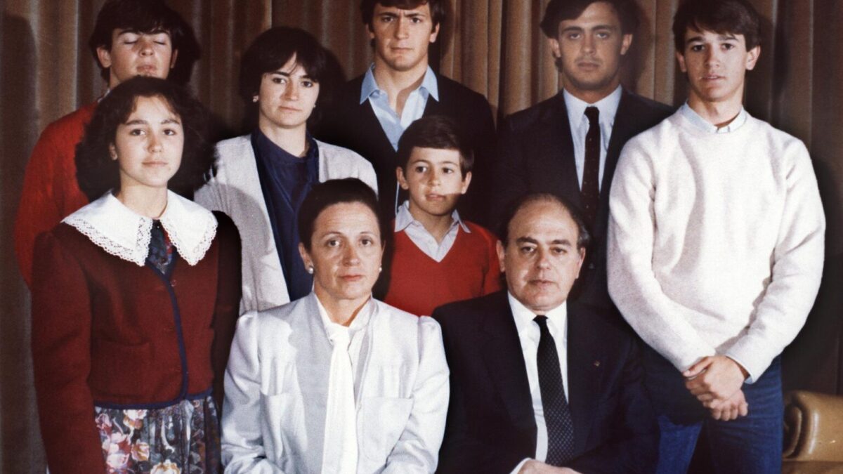 Barcelona, 1986. .Jordi Pujol y su esposa, Marta Ferrusola posan con sus siete hijos: Mireia, a la dch. de su madre; Oriol, detrás; Marta; Josep, con camisa azul; Jordi; Pere y Oleguer.