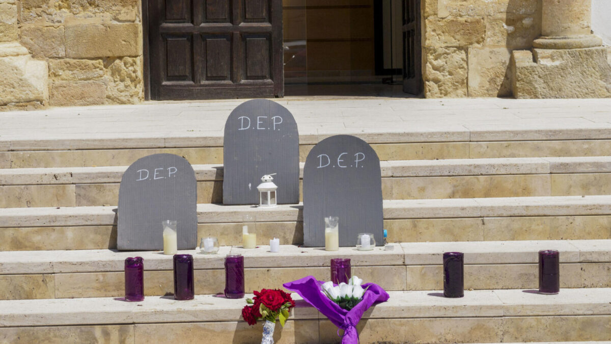 Velas colocadas durante el minuto de silencio en repulsa al asesinato machista de Amal y sus dos hijos.