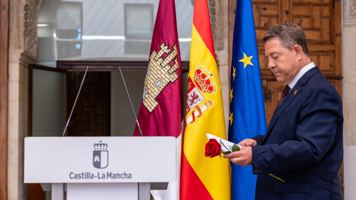 TOLEDO, 31/07/2024.-El presidente de Castilla-La Mancha, Emiliano García-Page, ha avisado de que el acuerdo al que ha llegado el PSC con ERC para la investidura de Salvador Illa, "no le vincula", y confía en que su partido, el PSOE, "no lo tolere". En una declaración institucional en la sede de la Presidencia de la Junta de Comunidades de Castilla-La Mancha, García-Page -que ha resaltado en varias ocasiones que no ha visto el documento y que solo conoce lo que ha dicho ERC- ha alertado de que el planteamiento de los independentistas catalanes "no tiene posibilidad ninguna de prosperar en el Congreso". EFE/ Ángeles Visdómine