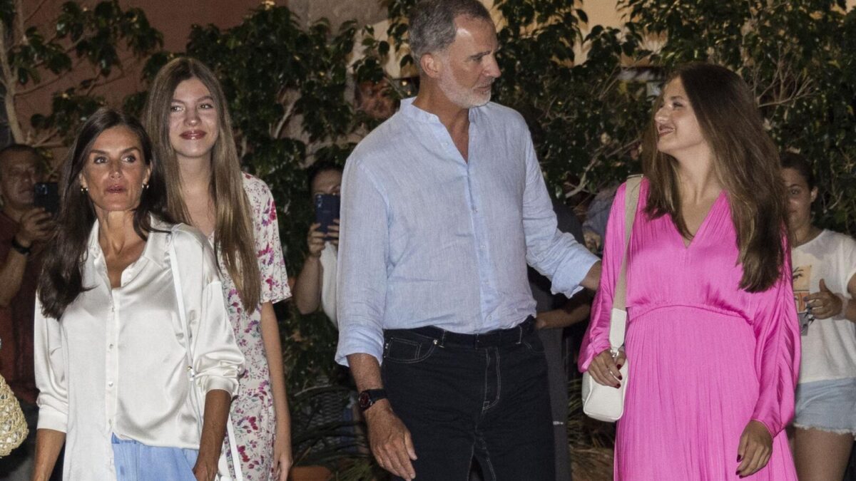 La reina Letizia, la infanta Sofía, el rey Felipe VI, y la princesa Leonor a su salida del CineCiutat en Palma de Mallorca.