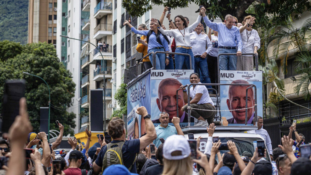 La líder opositora venezolana María Corina Machado y el candidato a la presidencia de Venezuela Edmundo González Urrutia participan en una manifestación de apoyo este martes, en Caracas.