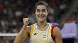 Carolina Marín celebra tras ganar a la suiza Jenjira Stadelmann en su partido de la fase de grupos de los Juegos Olímpicos de París 2024 este domingo en el pabellón Arena Porte de Chapelle en París, Francia. EFE/ Julio Muñoz