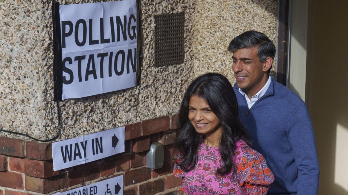 Rishi Sunak vota en las elecciones de este jueves junto a su esposa.