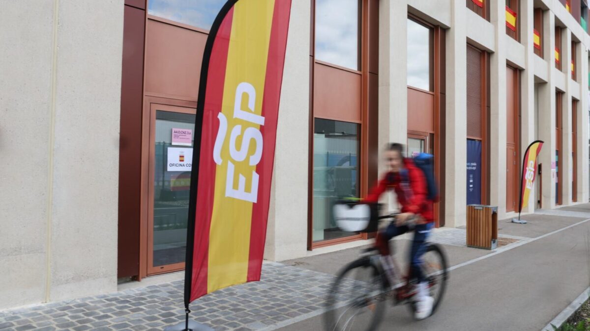 Un miembro de la delegación española circula en bici por la Villa Olímpica.