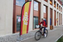 Un miembro de la delegación española circula en bici por la Villa Olímpica.
