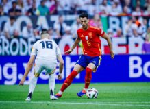 Mikel Merino disputando los cuartos de final de la Eurocopa contra Alemania