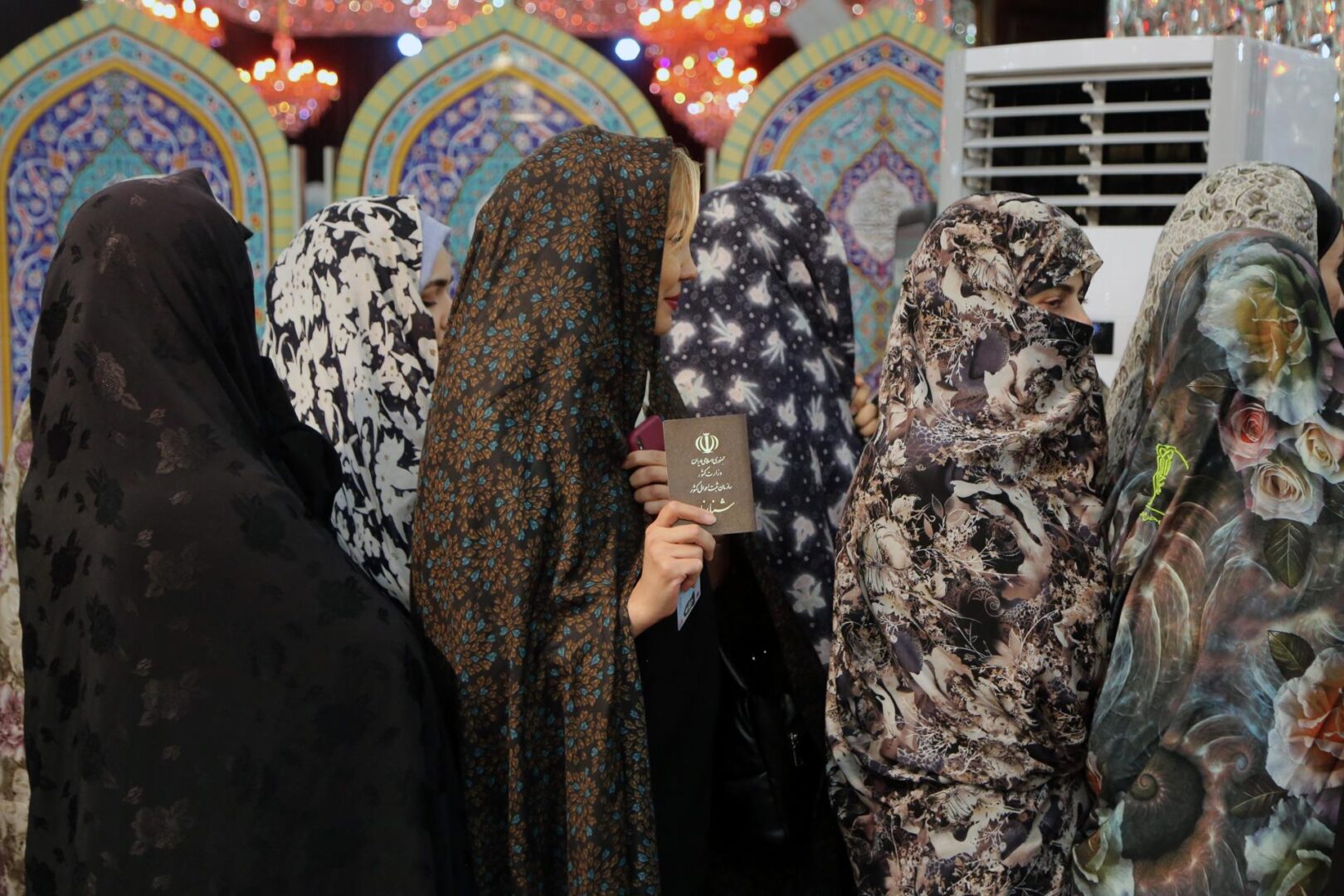 Tehran (Iran(islamic Republic Of)), 05/07/2024.- Iranians attend to vote at a polling station during the presidential election at the Saleh shrine in Tehran, Iran, 05 July 2024. Iran holds second round of presidential election on 05 July 2024. (Elecciones, Teherán) EFE/EPA/STR