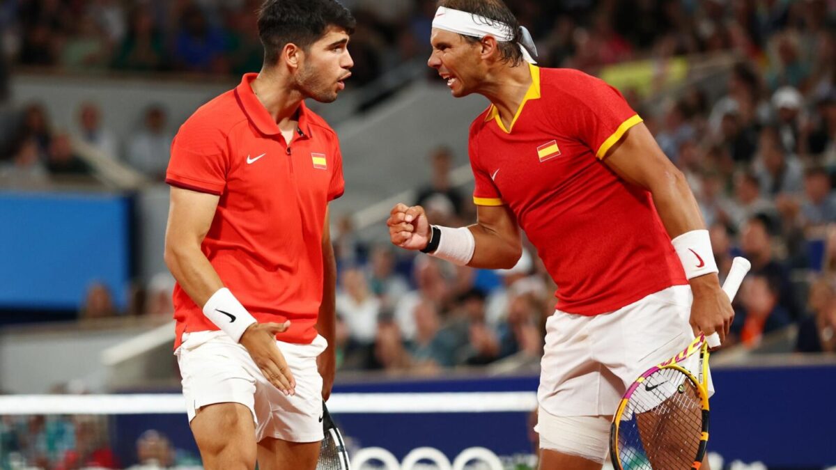 Rafa Nadal y Carlos Alcaraz contra los argentinos Maximo Gonzalez y Andres Molteni durante un partido de dobles en los Juegos Olímpicos de París 2024