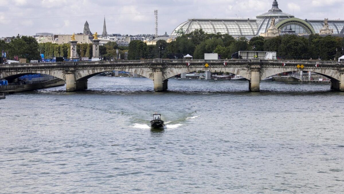 Vista del río Sena durante las preparaciones para la ceremonia de apertura de los Juegos Olímpicos de París