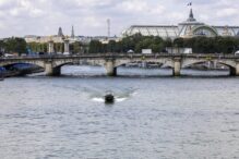 Vista del río Sena durante las preparaciones para la ceremonia de apertura de los Juegos Olímpicos de París