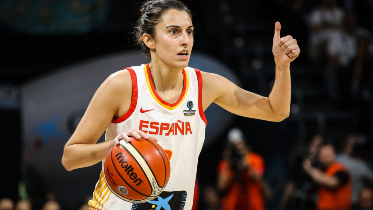 Alba Torrens disputando un partido con la selección española de baloncesto