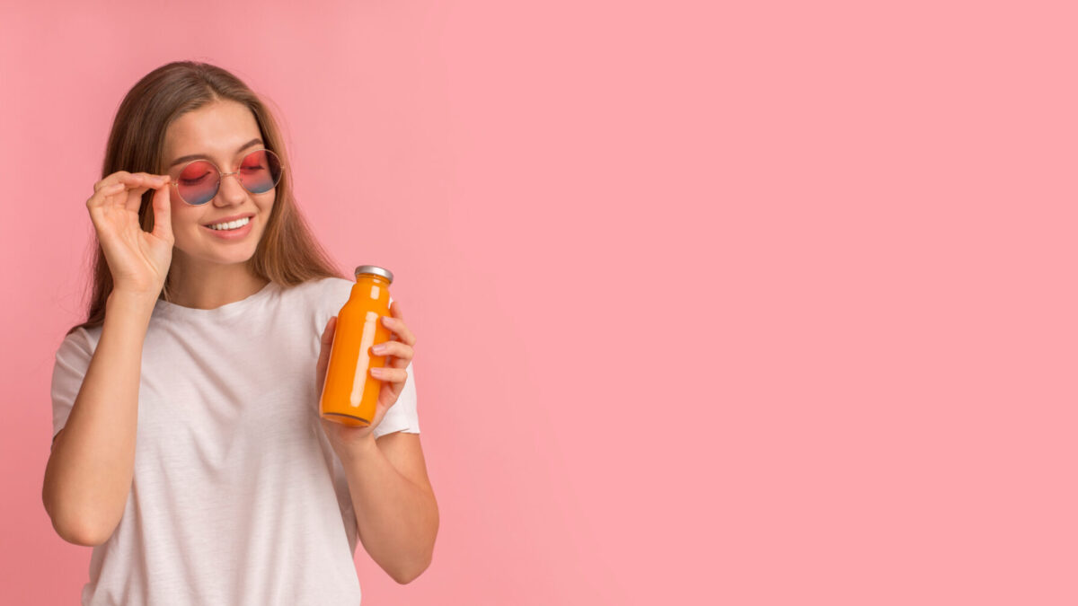 Una mujer con un zumo detox
