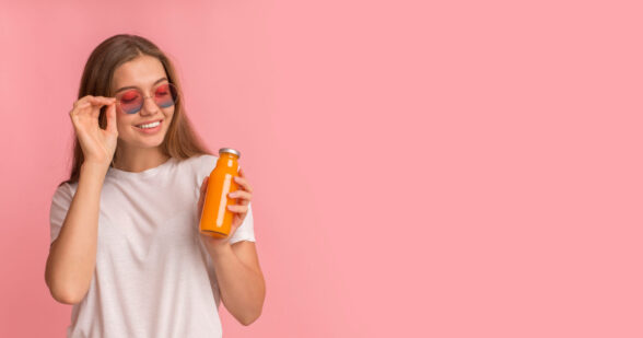 Una mujer con un zumo detox