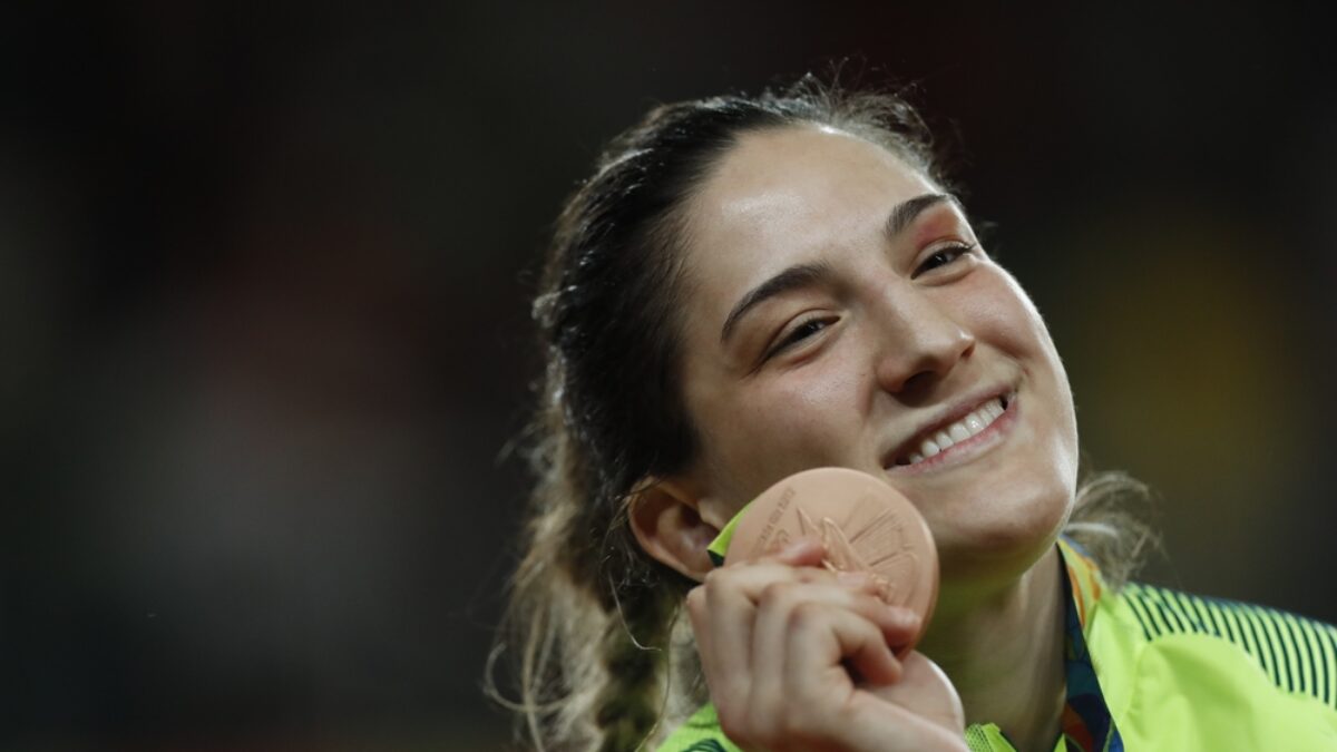 La judoka brasileña Mayra Aguiar al conseguir un bronce olímpico