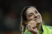 La judoka brasileña Mayra Aguiar al conseguir un bronce olímpico