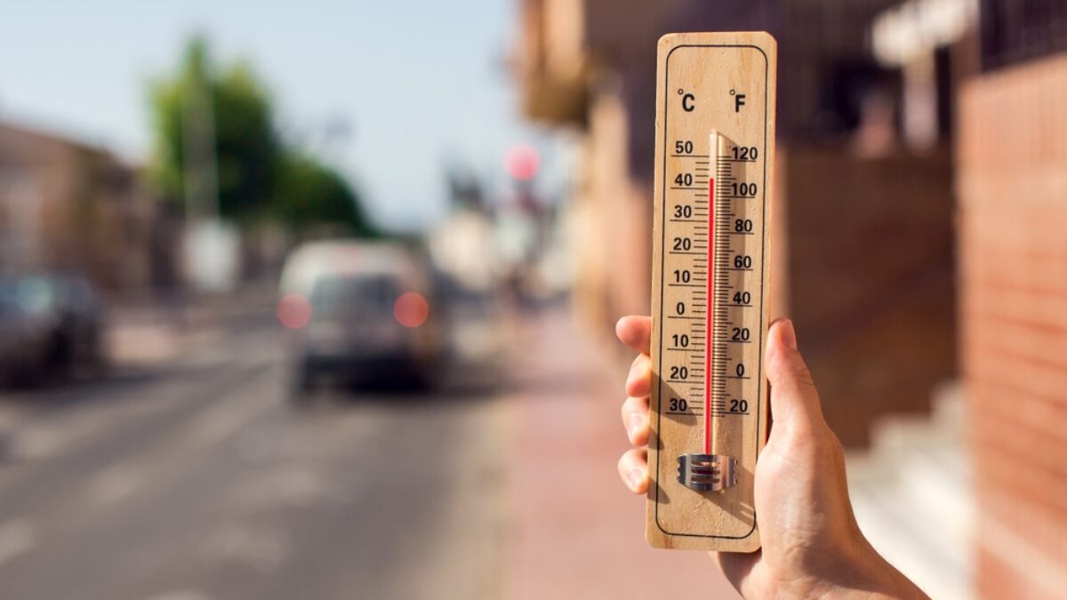 Un termómetro marcado un clima excesivamente caluroso
