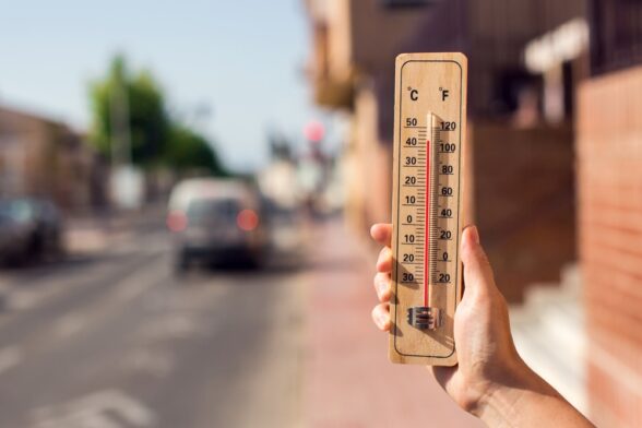 Un termómetro marcado un clima excesivamente caluroso