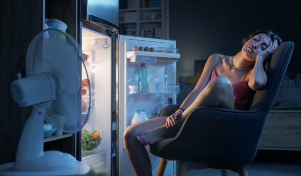 Mujer buscando algo de refresco en una noche muy calurosa