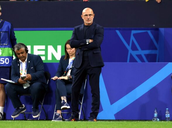Luis de la Fuente dirigiendo un partido de la selección española en la Eurocopa 2024 en Alemania