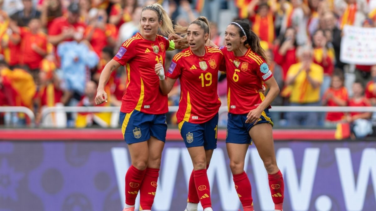 Alexia Putella, Olga Carmona, Aitana Bonmatí en un partido de España