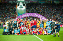La selección española de fútbol celebrando el título de la Eurocopa 2012 en el Estadio Olímpico de Kiev (Ucrania)