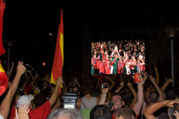 Aficionados españoles viendo en una pantalla gigante a España proclamarse campeona del mundo en 2010