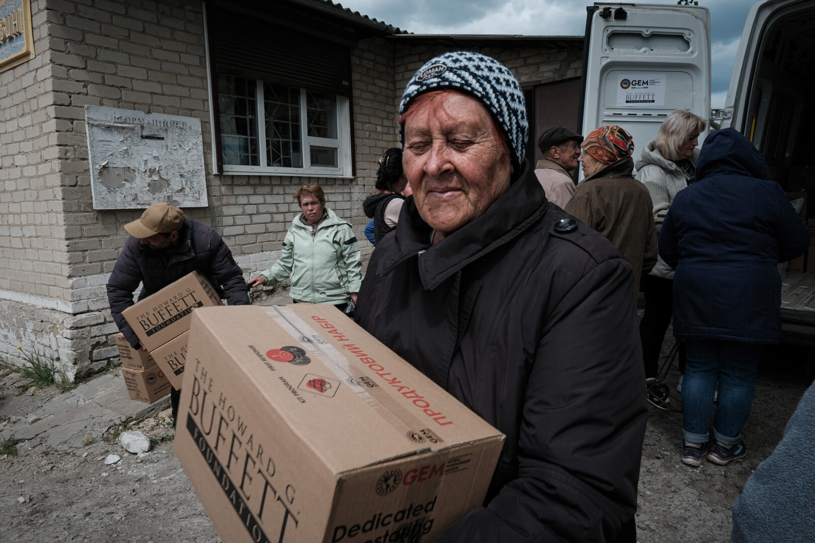 Una mujer recibe ayuda humanitaria en Kupyansk (Járkiv), muy cerca del frente de combate, donde los cortes de electricidad son habituales