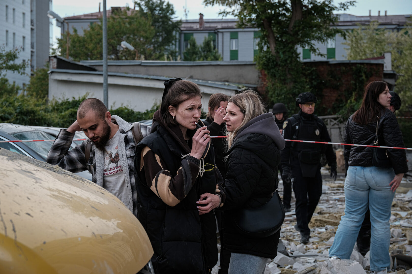 Vecinos de Jákiv capital tratan de reponerse, después de otro bombardeo ruso masivo, que dejó heridos y causó cuantiosos daños en el edificio donde vivían.