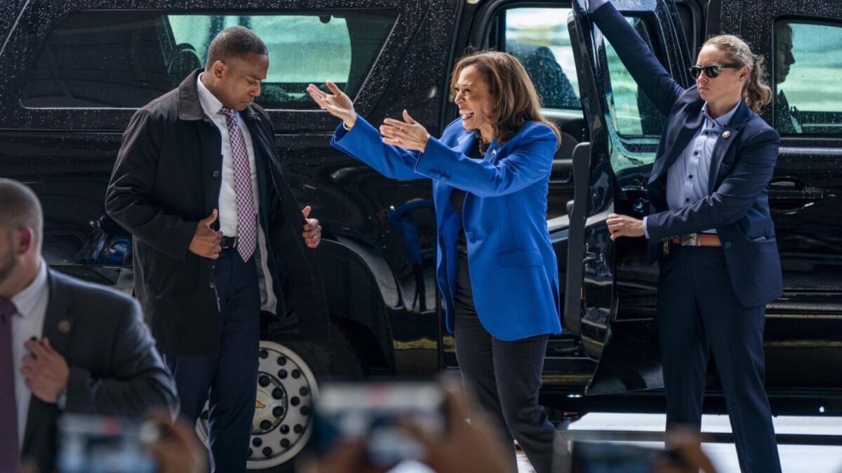 Kamala Harris saluda a sus partidarios antes de una gira en autobús de campaña en el Aeropuerto Internacional de Pittsburgh en Pittsburgh, Pensilvania