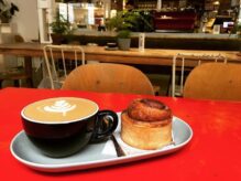 Café y dulce de la cafetería Toma Café, Madrid.