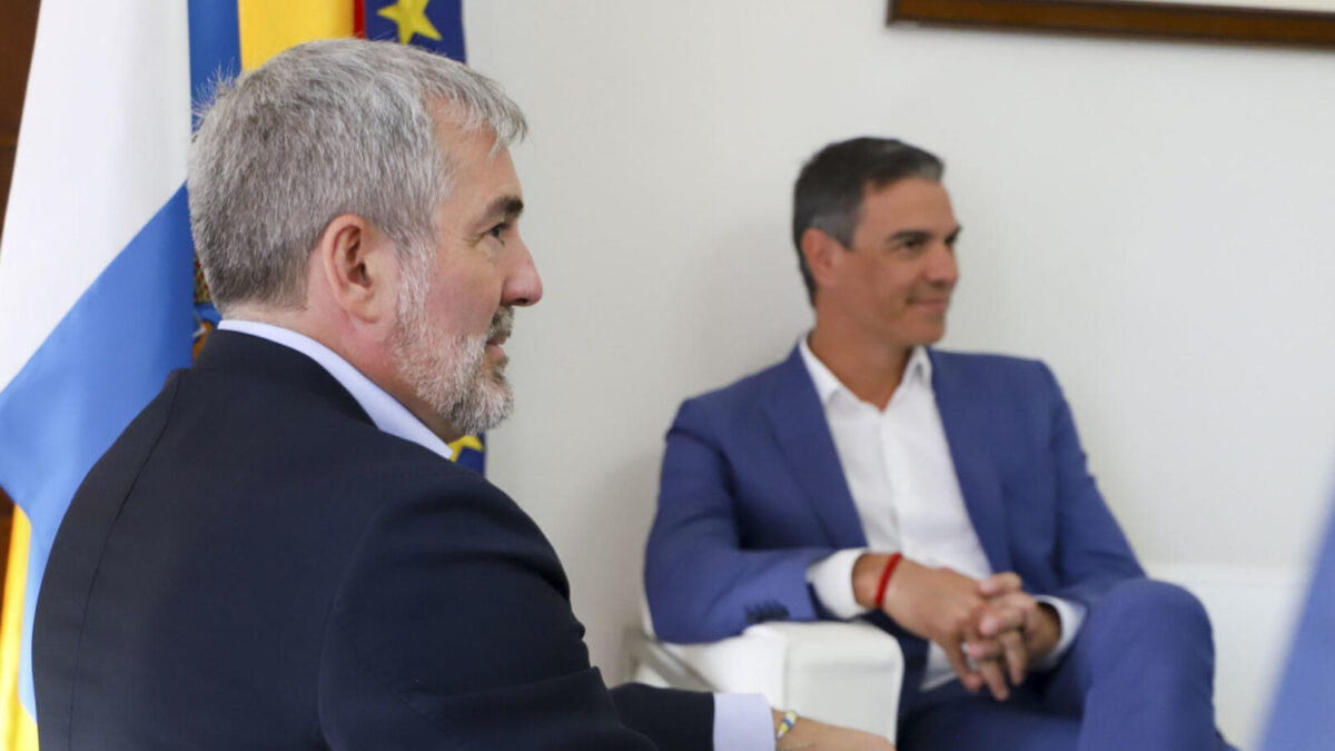 El presidente del Gobierno, Pedro Sánchez (d), durante la reunión que mantuvo este viernes en Santa Cruz de La Palma con el presidente de Canarias, Fernando Clavijo