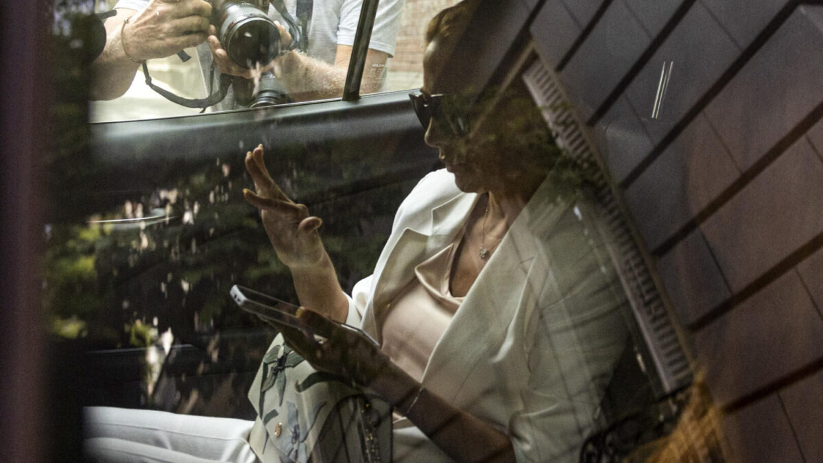 La exprimera dama de Argentina Fabiola Yáñez en el interior de un vehículo tras declarar desde Madrid, de forma telemática