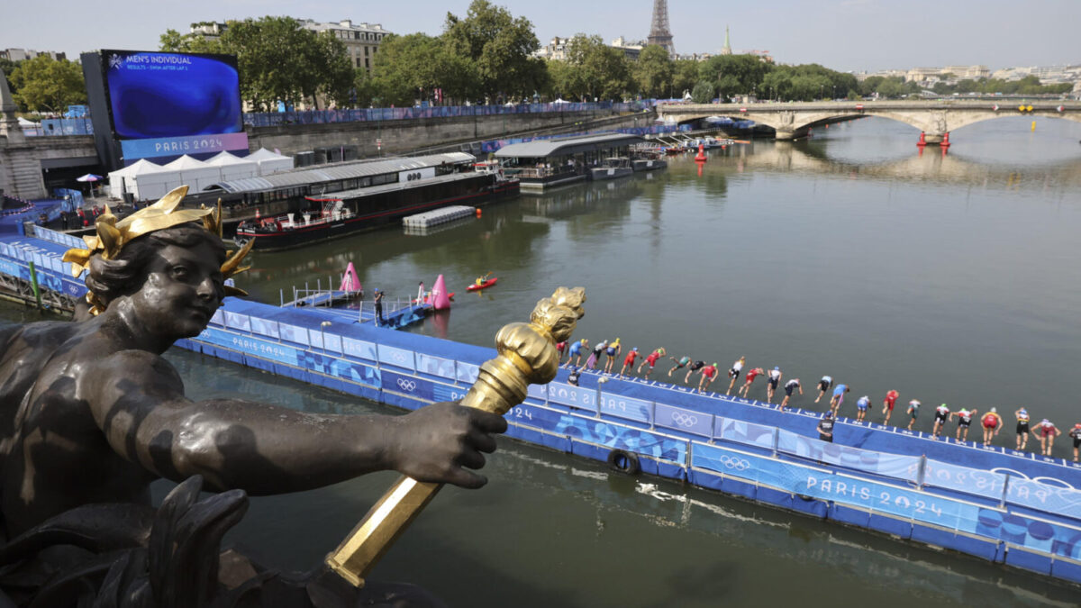Una imagen del triatlón femenino en el río Sena de París