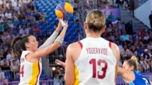 La selección española femenina de baloncesto 3x3 disputando un partido en París 2024