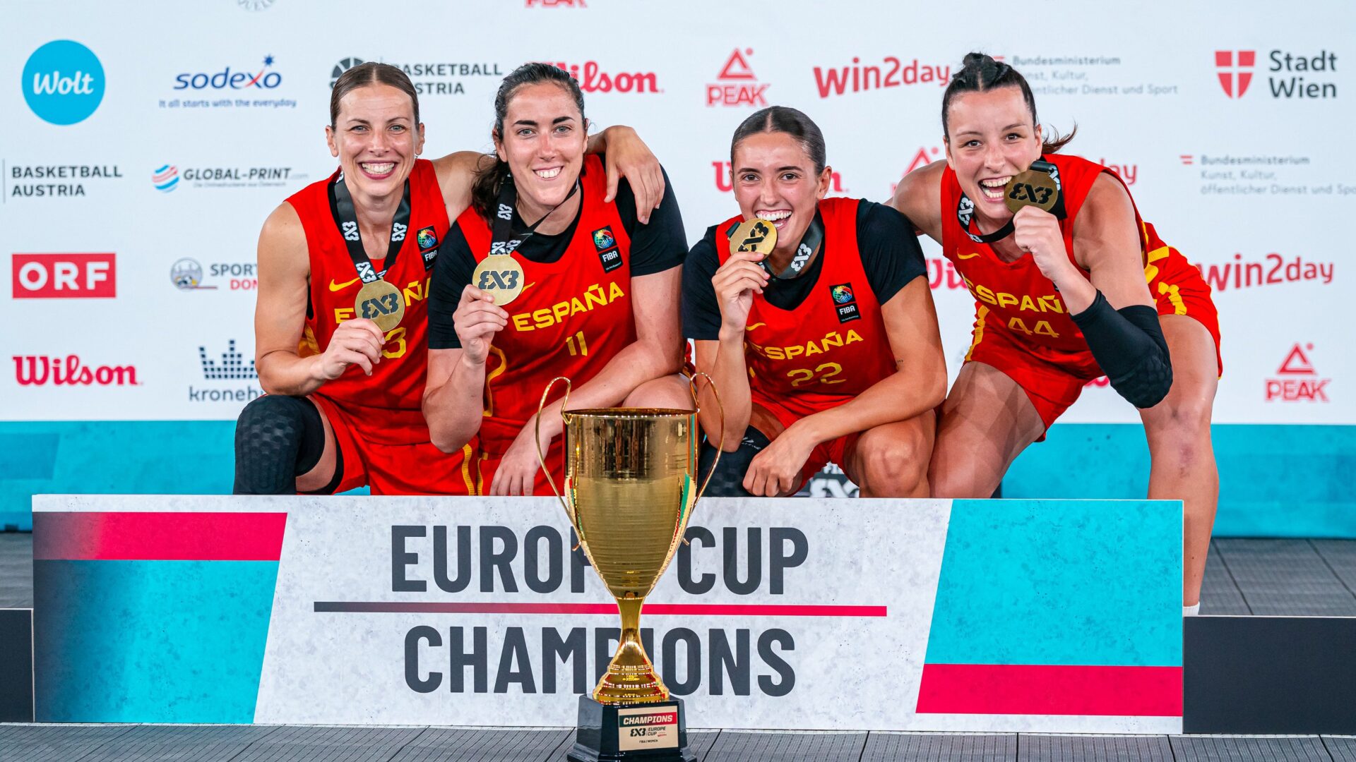 La selección femenina de baloncesto 3x3 celebrando su triunfo en la Copa de Europa