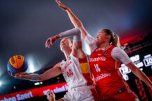 La jugadora española de baloncesto 3x3 Gracia Alonso de Armiño entrando a canasta ante la oposición de una jugadora austriaca