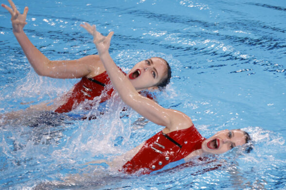 SEINE-SAINT-DENIS, 09/08/2024.- Las nadadoras españolas Alisa Ozhogina e Iris Tio Casas compiten en la prueba de dúo rutina técnica de la Natación Artística de los Juegos Olímpicos de París 2024 en el Centro Acuático, en Seine-Saint-Denis, Francia, este viernes. EFE/ Lavandeira Jr