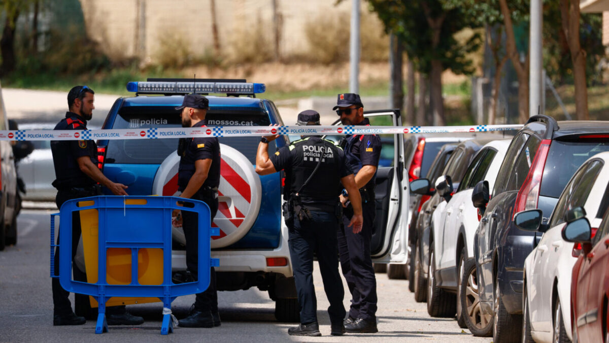 Efectivos de los Mossos d'Esquadra en la calle de la Música del municipio barcelonés de Rubí donde se investiga la muerte de una mujer